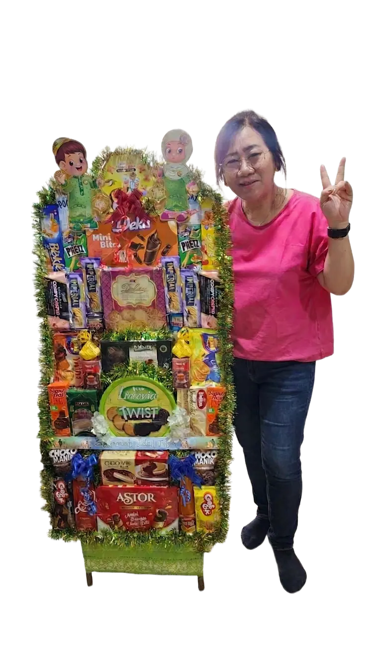 Lipink, pemilik Lipink Parcel, di samping salah satu parcel buatan toko